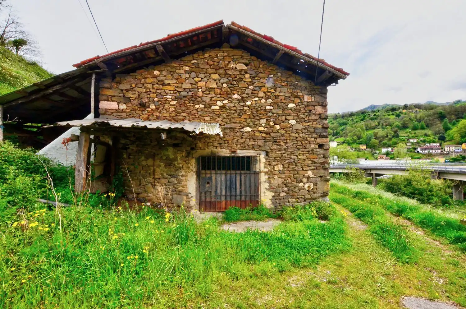 Vista exterior de Casa o chalet en venta en Mieres (Asturias) con Piscina