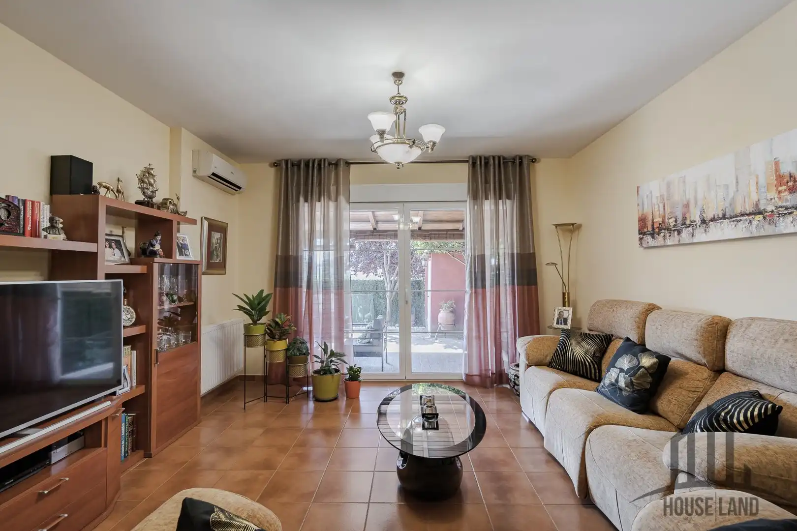 Sala de estar de Casa adosada en venta en El Casar con Aire acondicionado, Calefacción y Piscina comunitaria