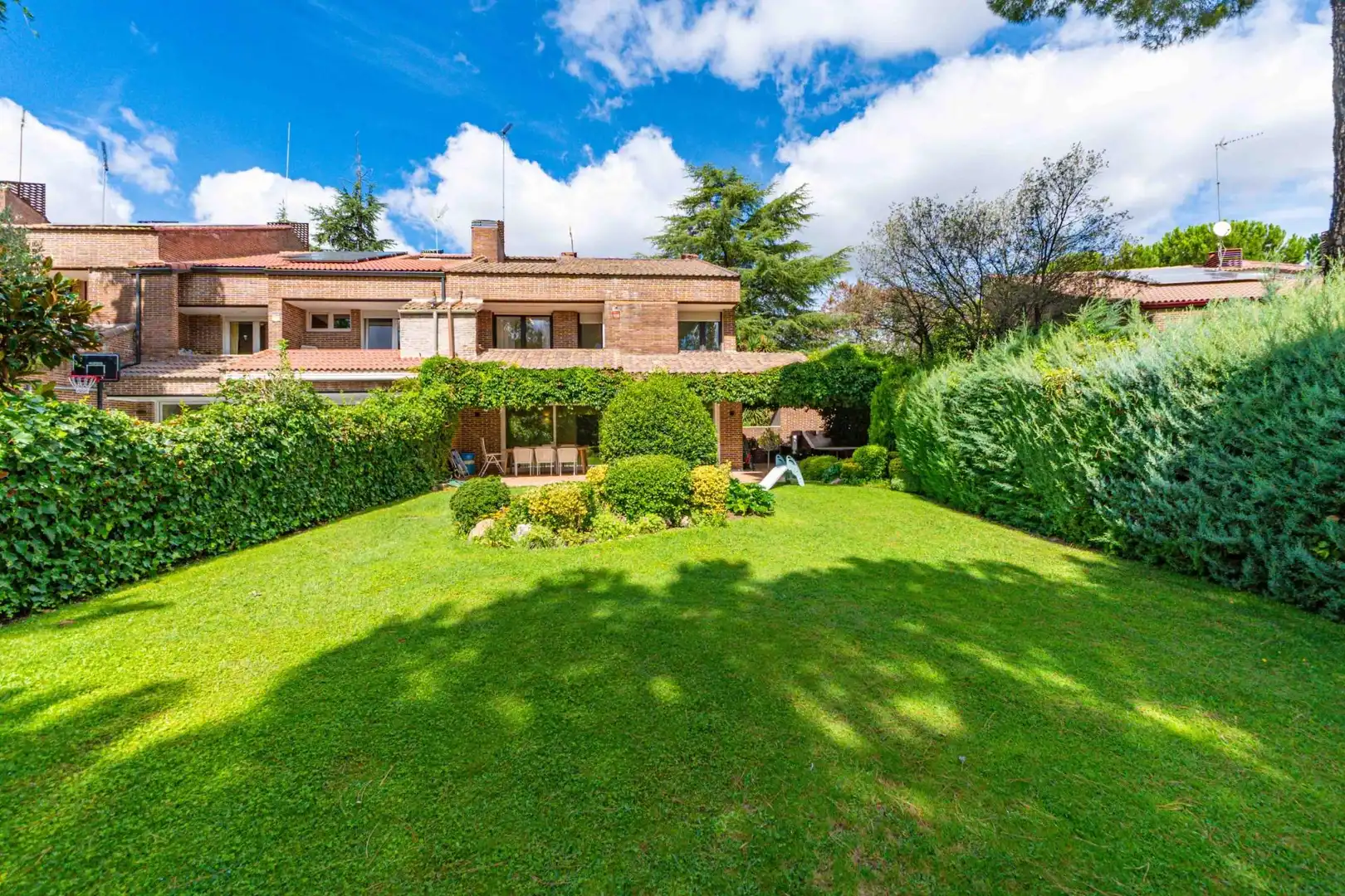 Garten von Einfamilien-Reihenhaus zur Miete in Boadilla del Monte mit Klimaanlage, Heizung und Privatgarten