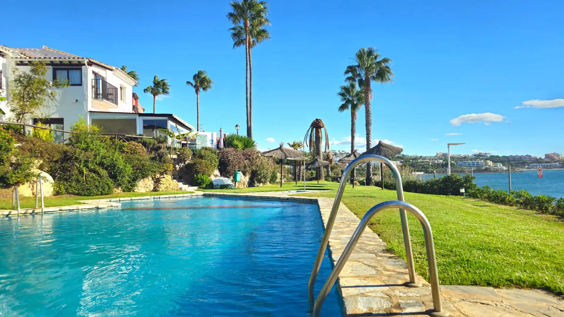 Swimming pool of Houses for sale in Estepona  with Terrace