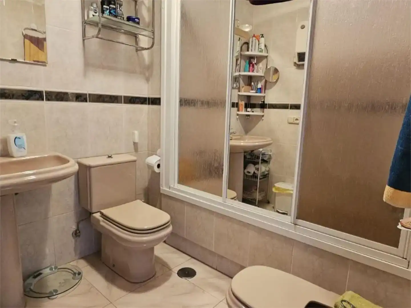 Badezimmer von Wohnungen zur Miete in Viveiro mit Parkett und Möbliert