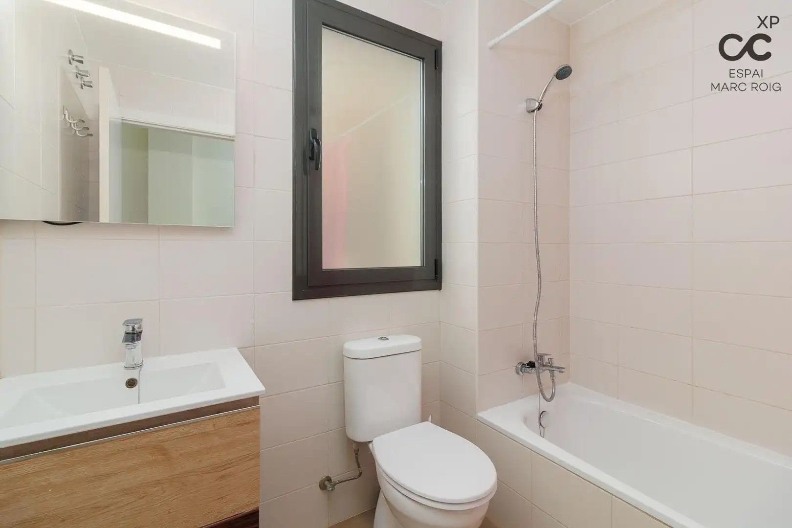 Badezimmer von Erdgeschoss zum Verkauf in Figueres mit Heizung, Parkett und Terrasse