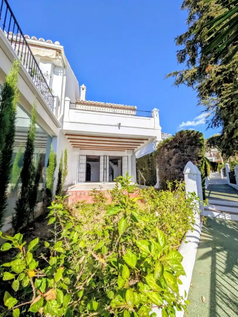 Vista exterior de Casa adosada en venta en Marbella con Aire acondicionado y Piscina comunitaria