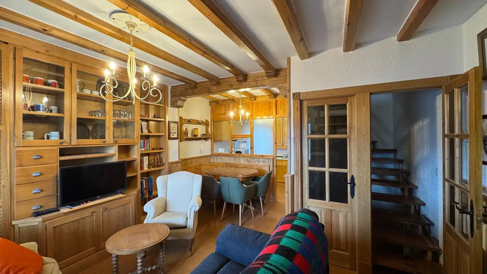 Wohnzimmer von Einfamilien-Reihenhaus zum Verkauf in Hermandad de Campoo de Suso mit Heizung, Parkett und Terrasse