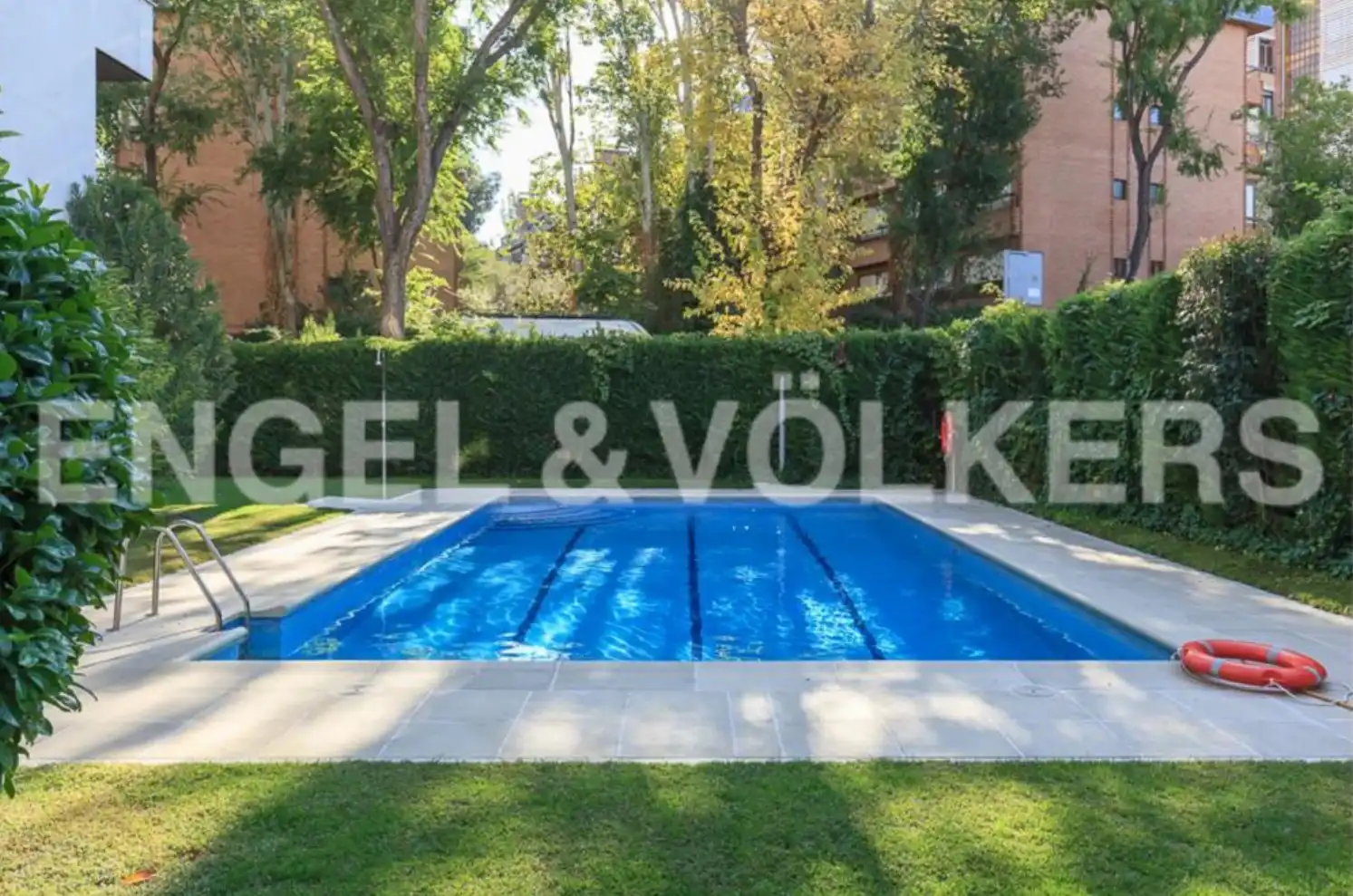 Schwimmbecken von Wohnung zum Verkauf in Madrid mit Klimaanlage, Heizung und Privatgarten