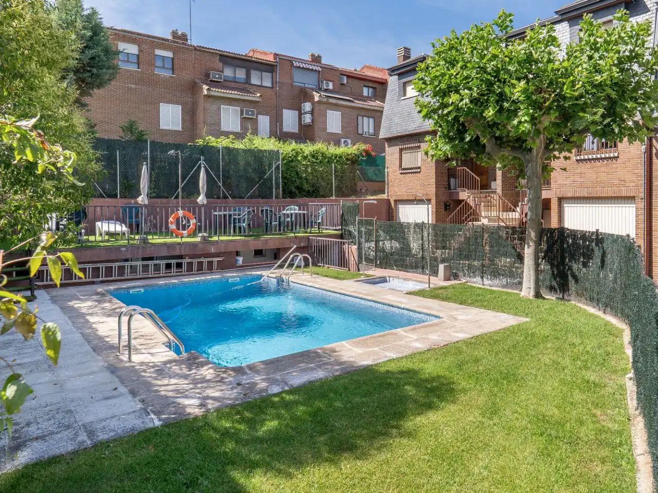 Swimming pool of Houses for sale in Casco Antiguo