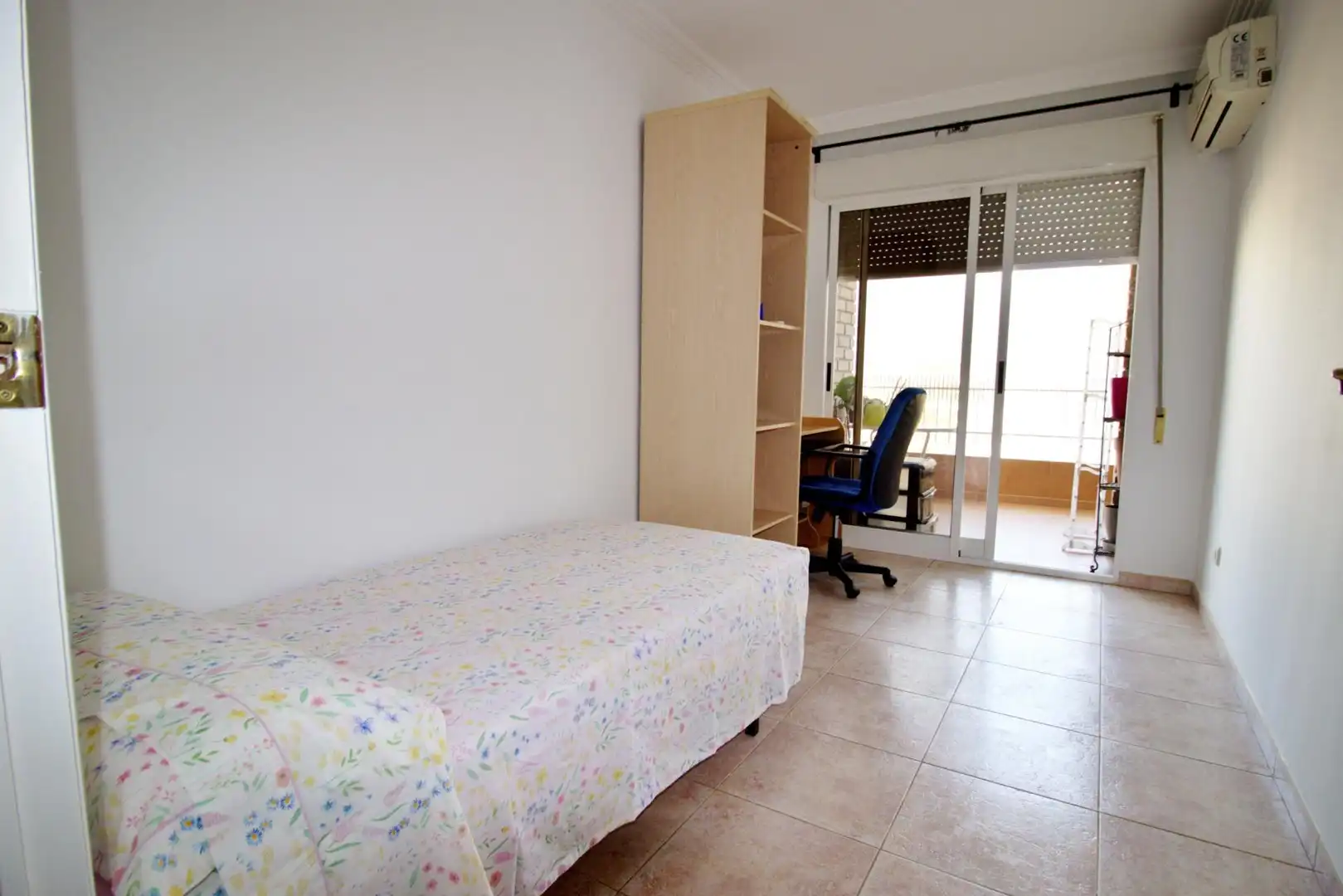 Schlafzimmer von Dachboden zur Miete in Elche / Elx mit Balkon