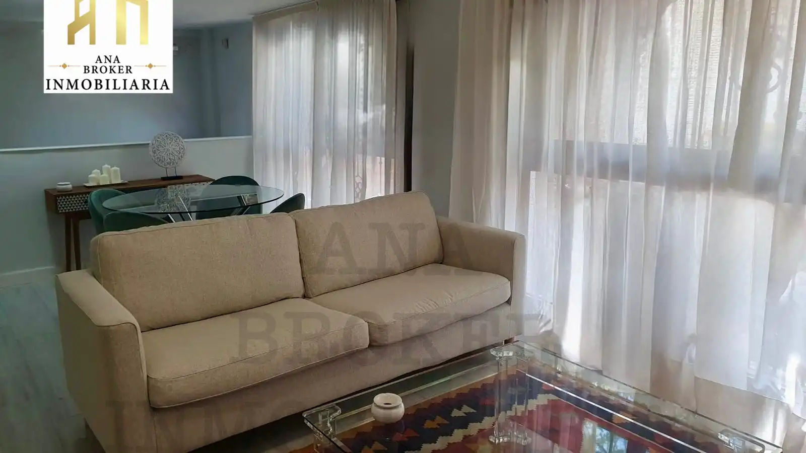 Sala d'estar de Apartament en venda en Ronda amb Moblat