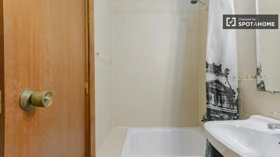 Baño de Piso de alquiler en Valencia con Aire acondicionado, Calefacción y Amueblado