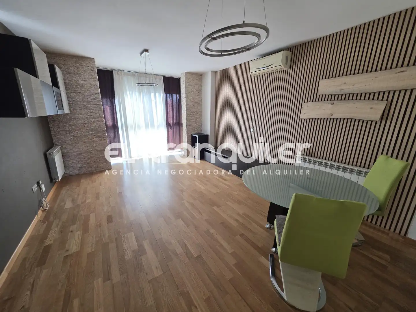 Living room of Flat for rent in Madrid  with Air Conditioner, Parquet flooring and Storage room