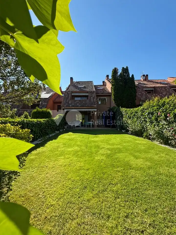 Jardín de Casa adosada en venta en Majadahonda con Aire acondicionado, Calefacción y Jardín privado