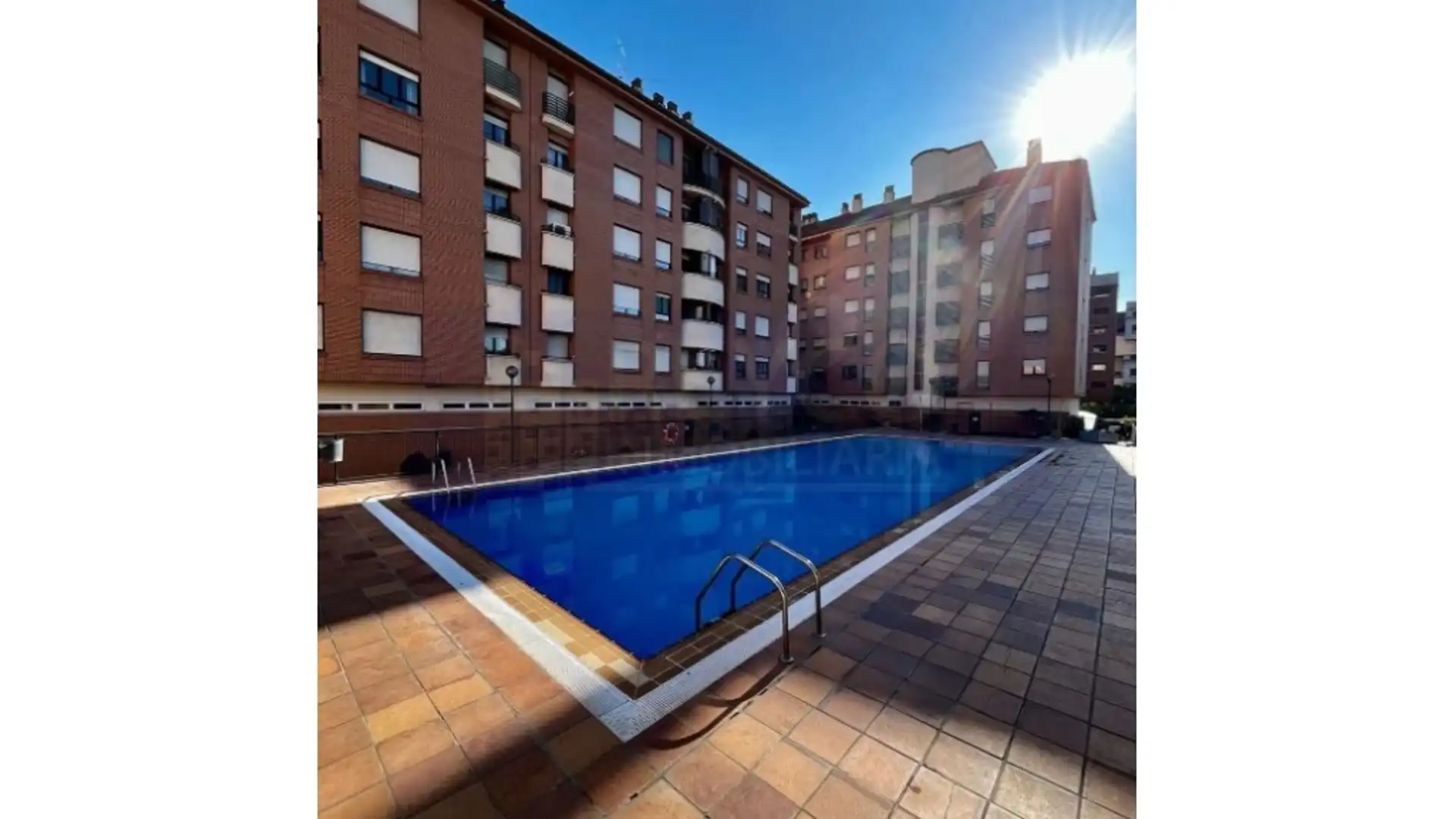 Vista exterior de Piso en venta en  Logroño con Piscina y Piscina comunitaria