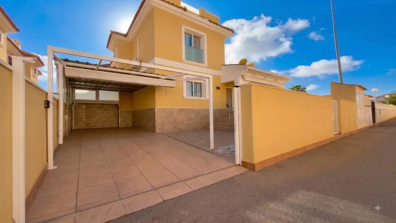 Casa aparellada amb terrassa en venda a Avenida Avenida Cuenca