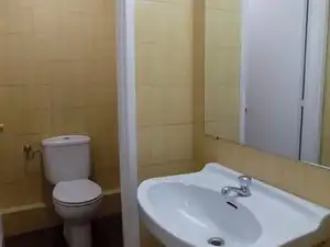Badezimmer von Geschaftsraum zur Miete in Madrid mit Klimaanlage und Heizung