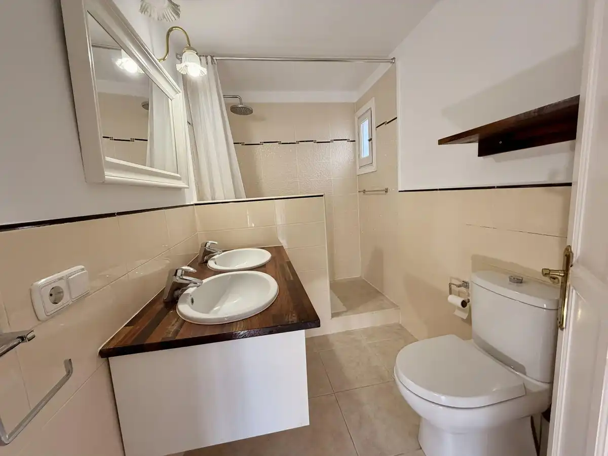Baño de Casa adosada en venta en Marbella con Aire acondicionado, Terraza y Alarma