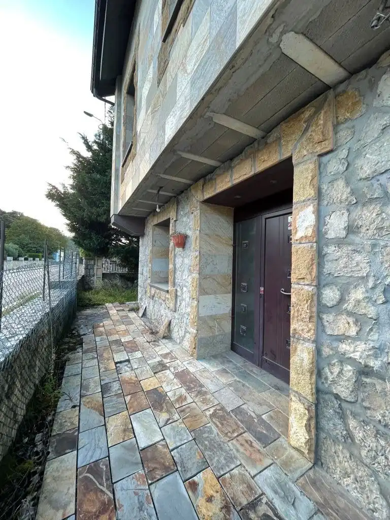 Vista exterior de Casa o xalet en venda en Camargo amb Calefacció, Jardí privat i Traster
