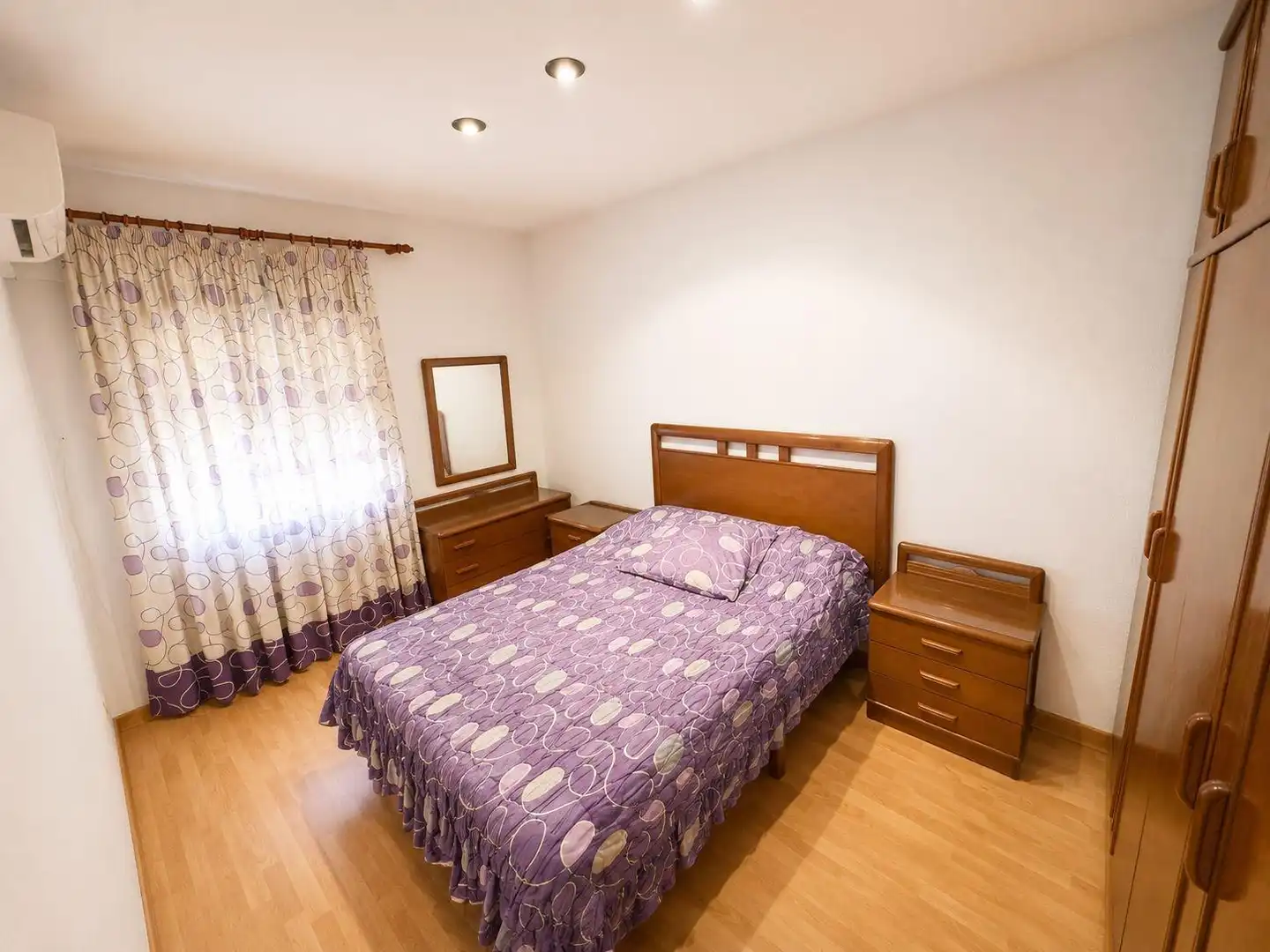Bedroom of Flat for sale in Sevilla  with Air Conditioner