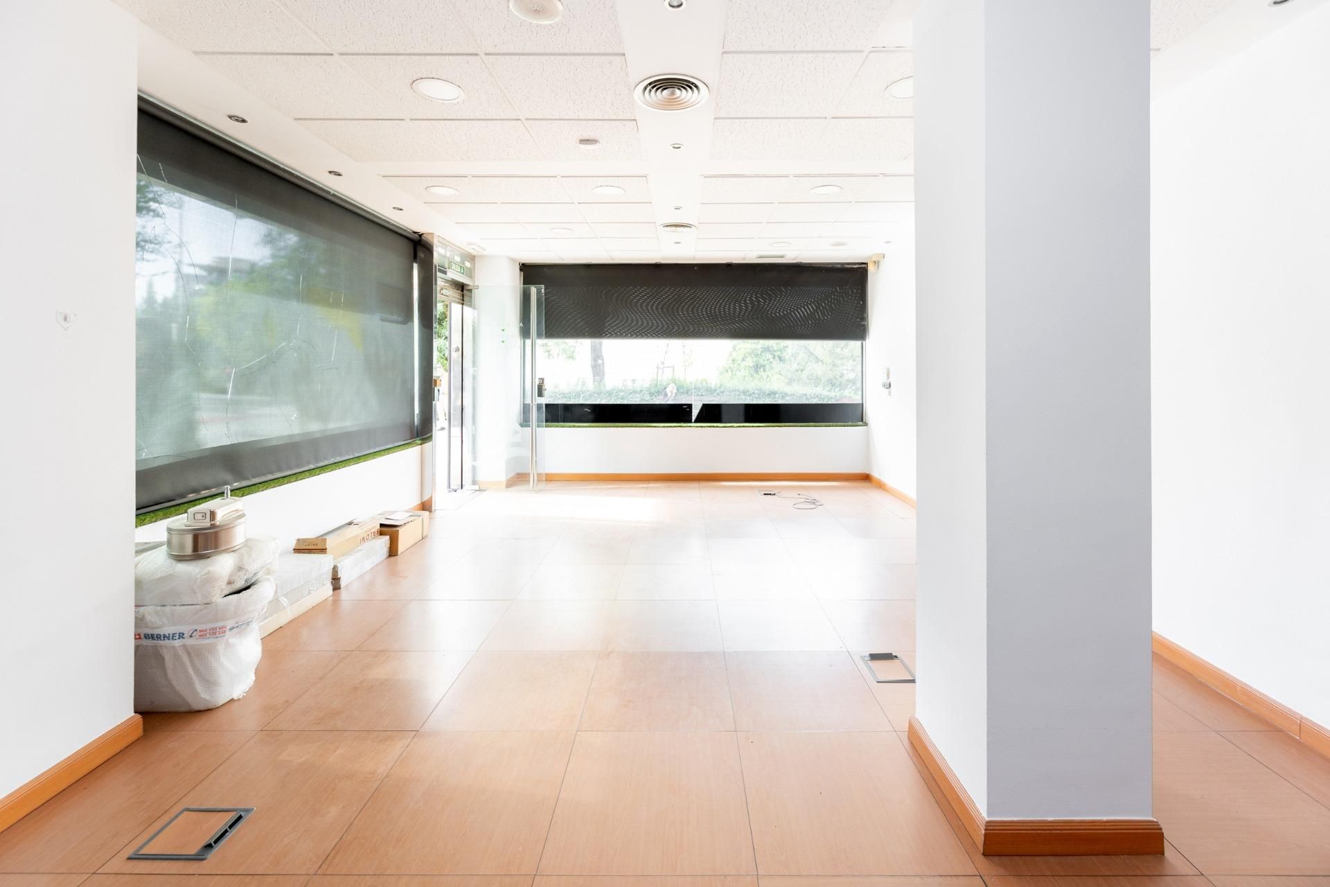 Premises for sale in  Granada Capital  with Air Conditioner and Heating