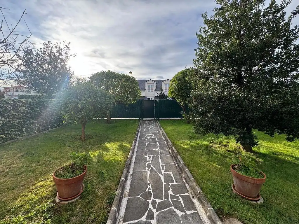 Jardí de Casa o xalet en venda en Torrelavega  amb Calefacció, Jardí privat i Traster