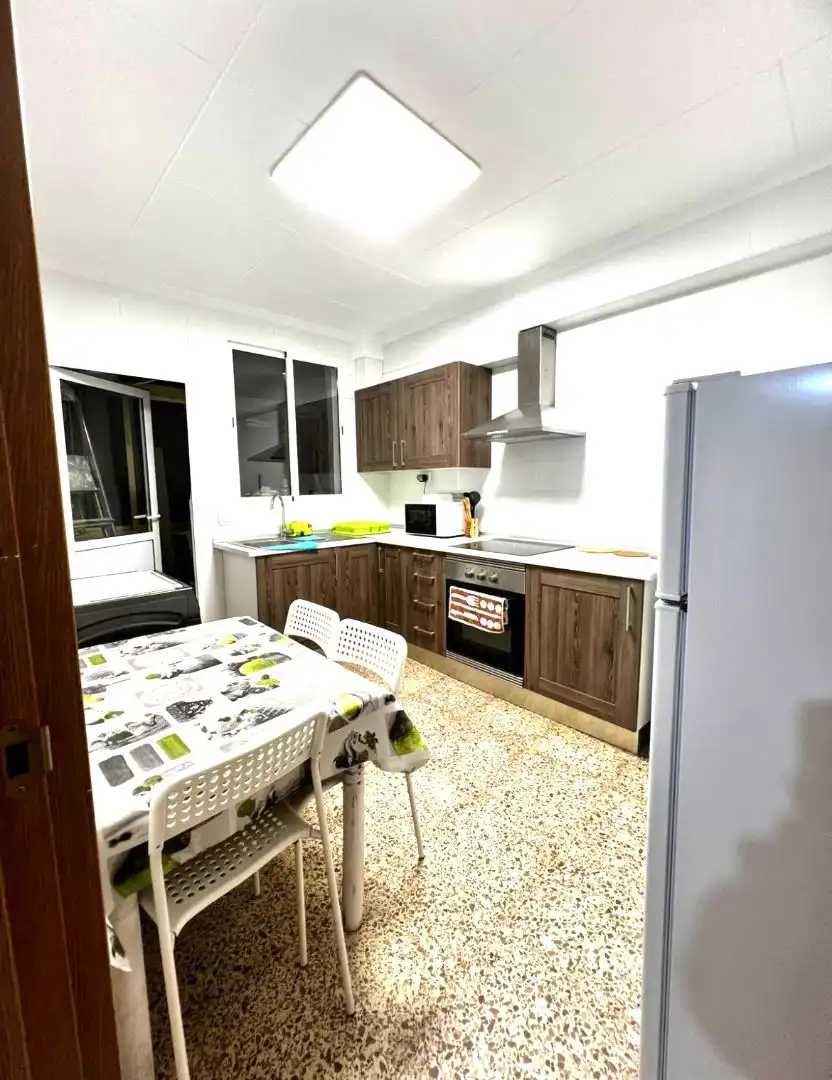 Küche von Wohnung zur untervermieten in Valencia mit Klimaanlage, Ofen und Waschmaschine