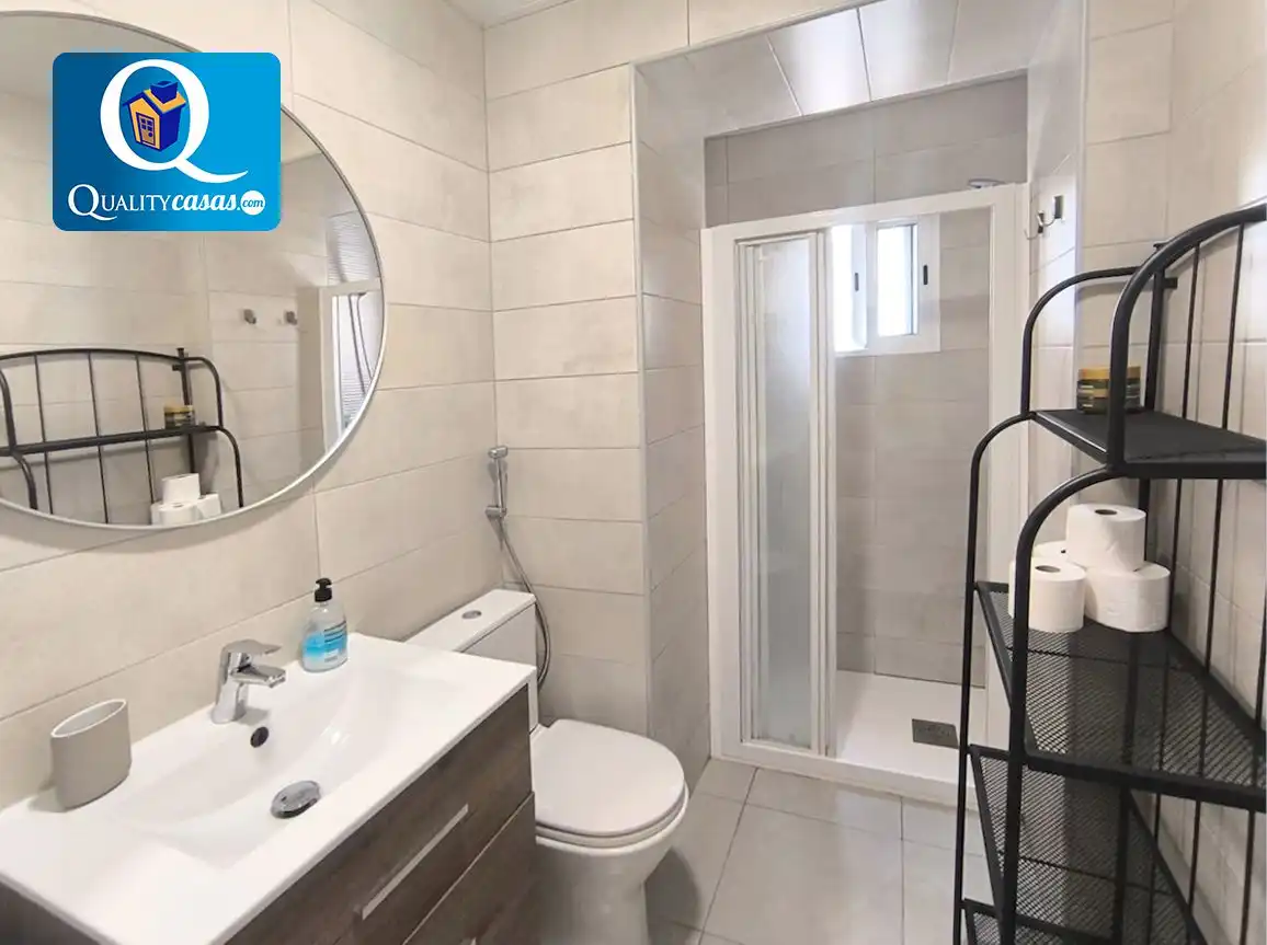 Baño de Apartamento en venta en Alicante / Alacant con Aire acondicionado, Calefacción y Terraza