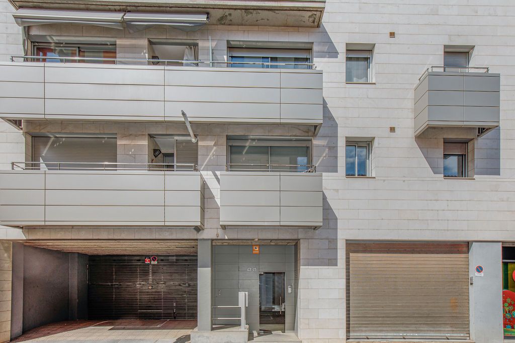 Vista exterior de Pis en venda en Girona Capital amb Calefacció