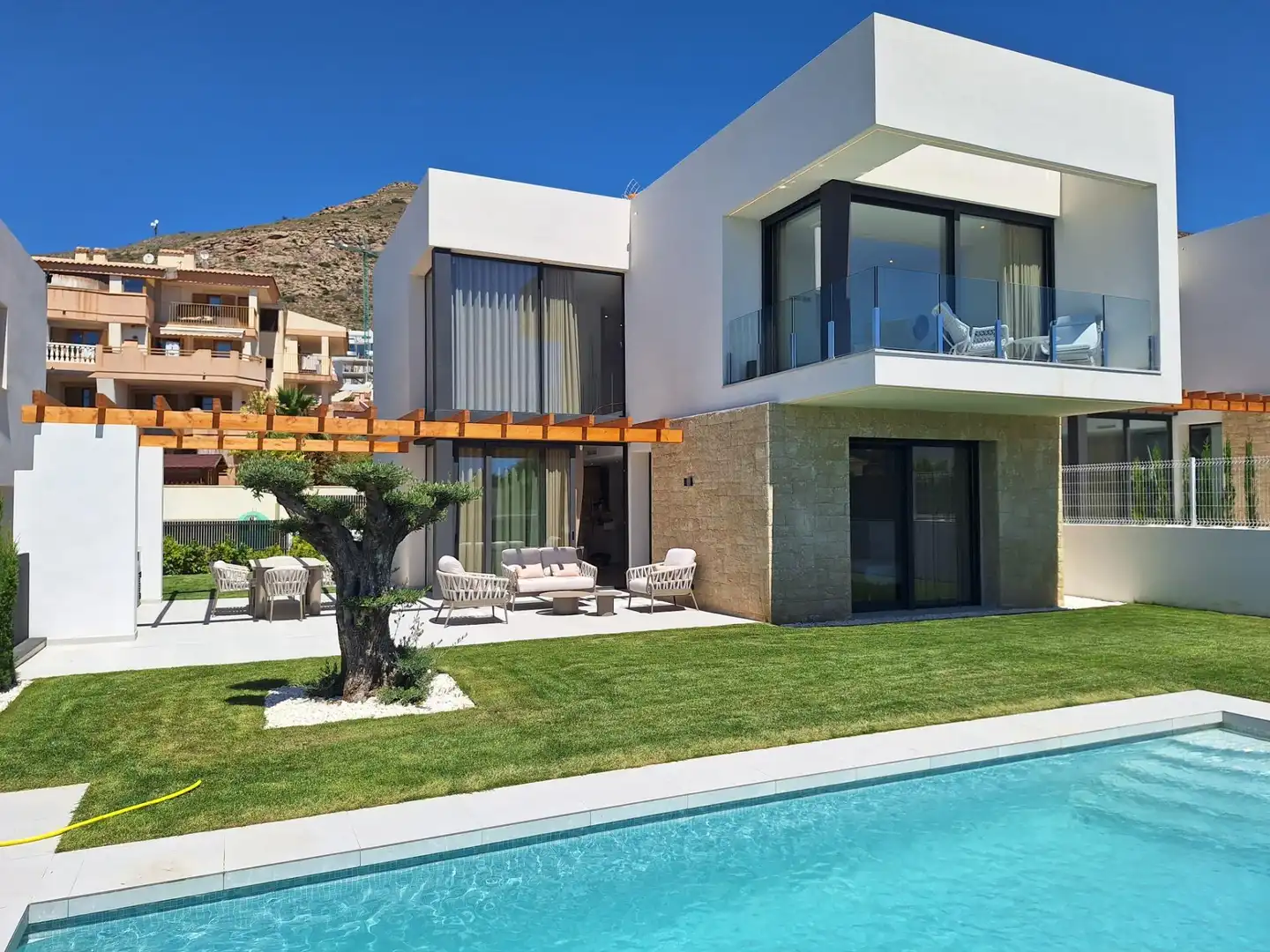 Chalet con piscina en venta en Golf Bahía