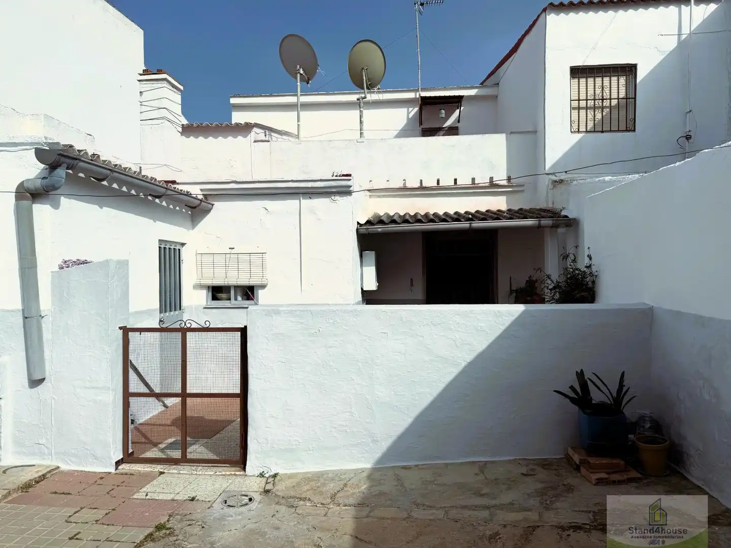 Vista exterior de Casa adosada en venda en Gibraleón amb Terrassa i Traster