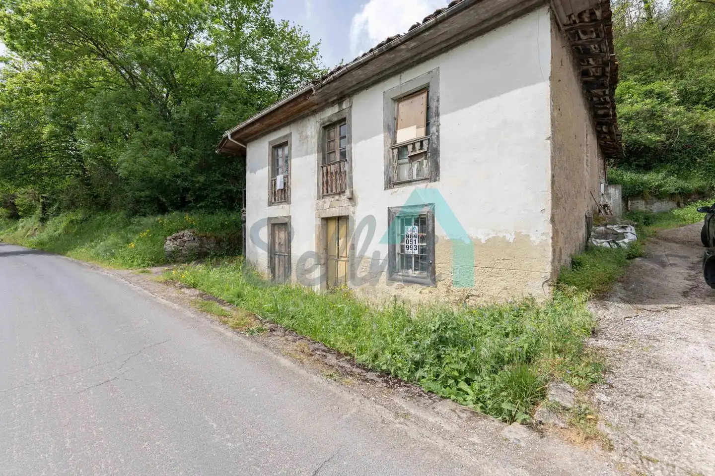 Vista exterior de Casa o chalet en venta en Lena con Balcón