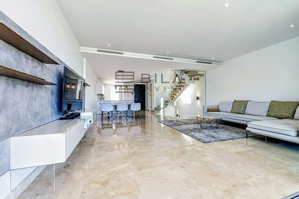 Sala d'estar de Casa adosada en venda en Marbella amb Aire condicionat, Terrassa i Piscina