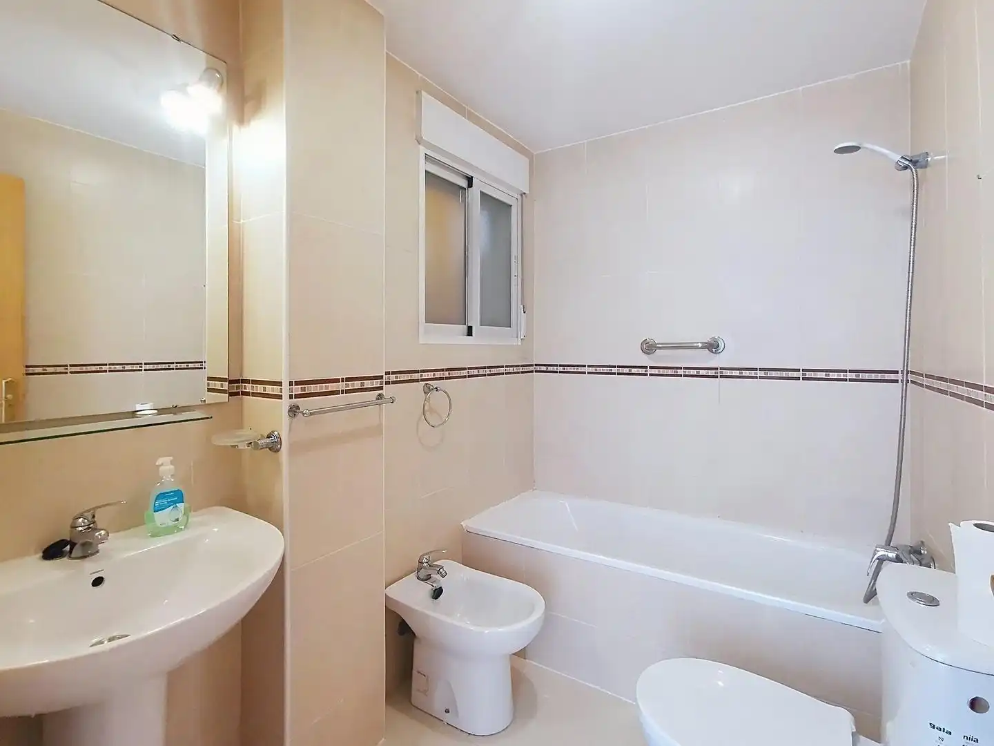 Baño de Piso de alquiler en Churriana de la Vega con Calefacción y Balcón