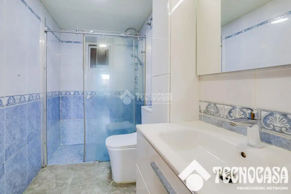 Badezimmer von Wohnung zum Verkauf in Barcelona mit Balkon
