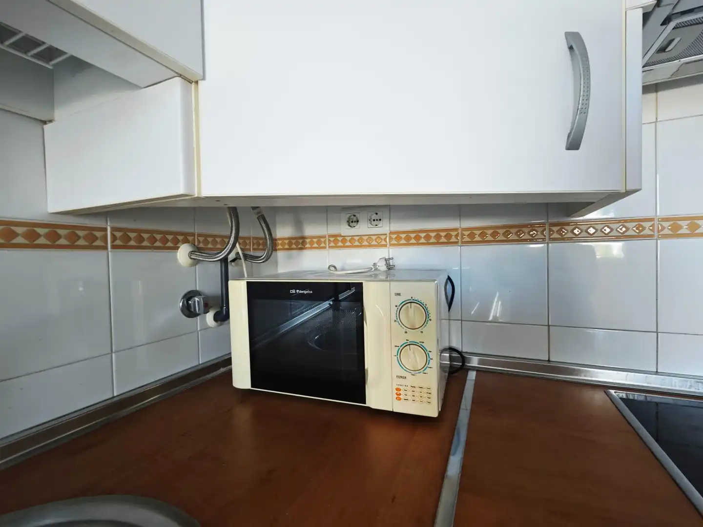 Cocina de Estudio de alquiler en Fuengirola con Aire acondicionado, Jardín privado y Terraza