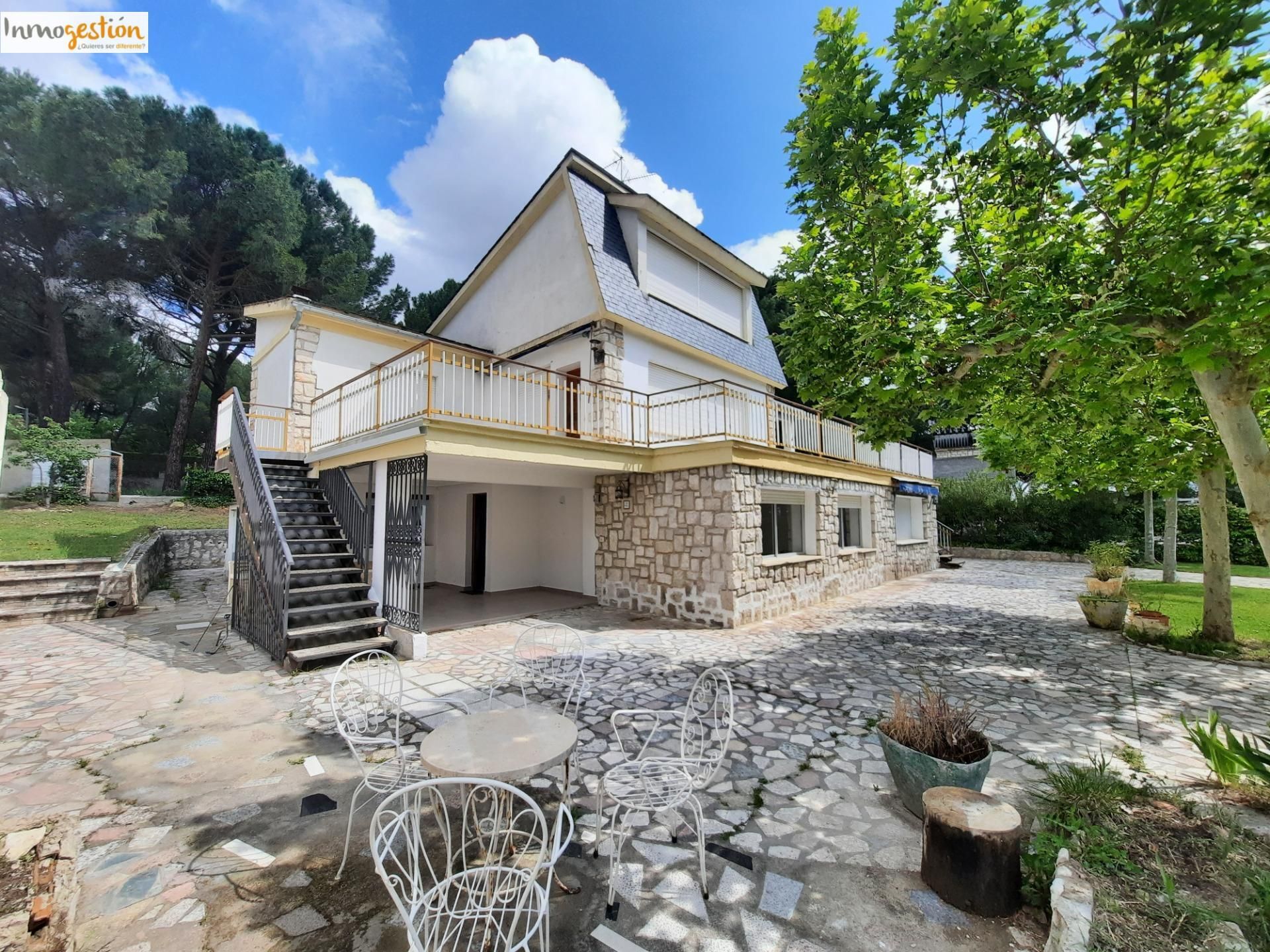 Vista exterior de Casa o xalet en venda en Tudela de Duero amb Calefacció, Jardí privat i Terrassa