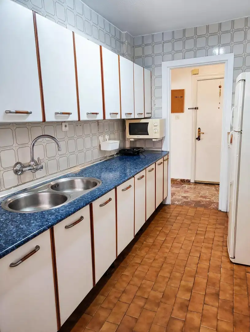 Cuina de Pis de lloguer en Granada amb Calefacció i Moblat