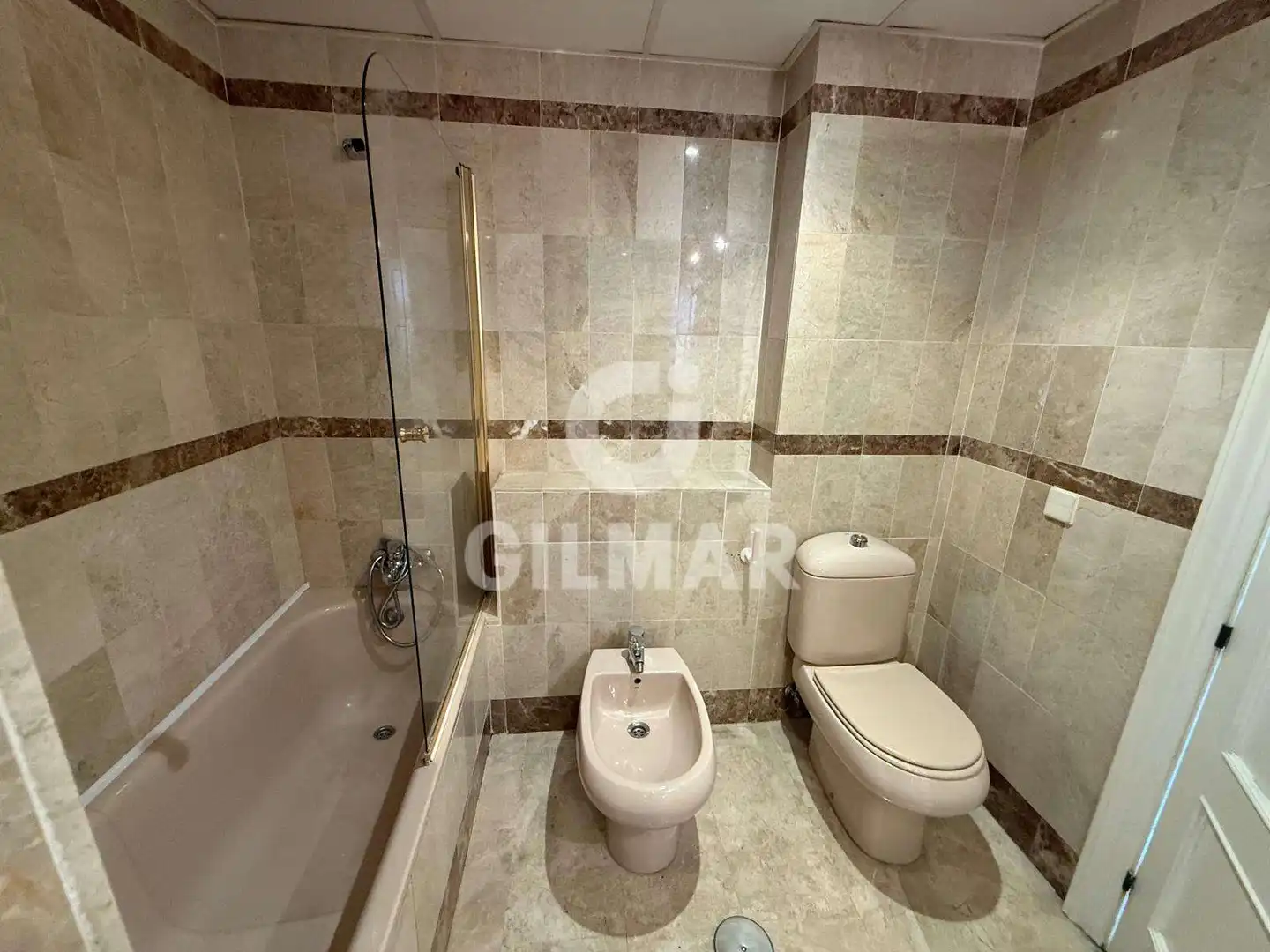 Badezimmer von Wohnung zur Miete in Sevilla mit Klimaanlage, Ofen und Waschmaschine