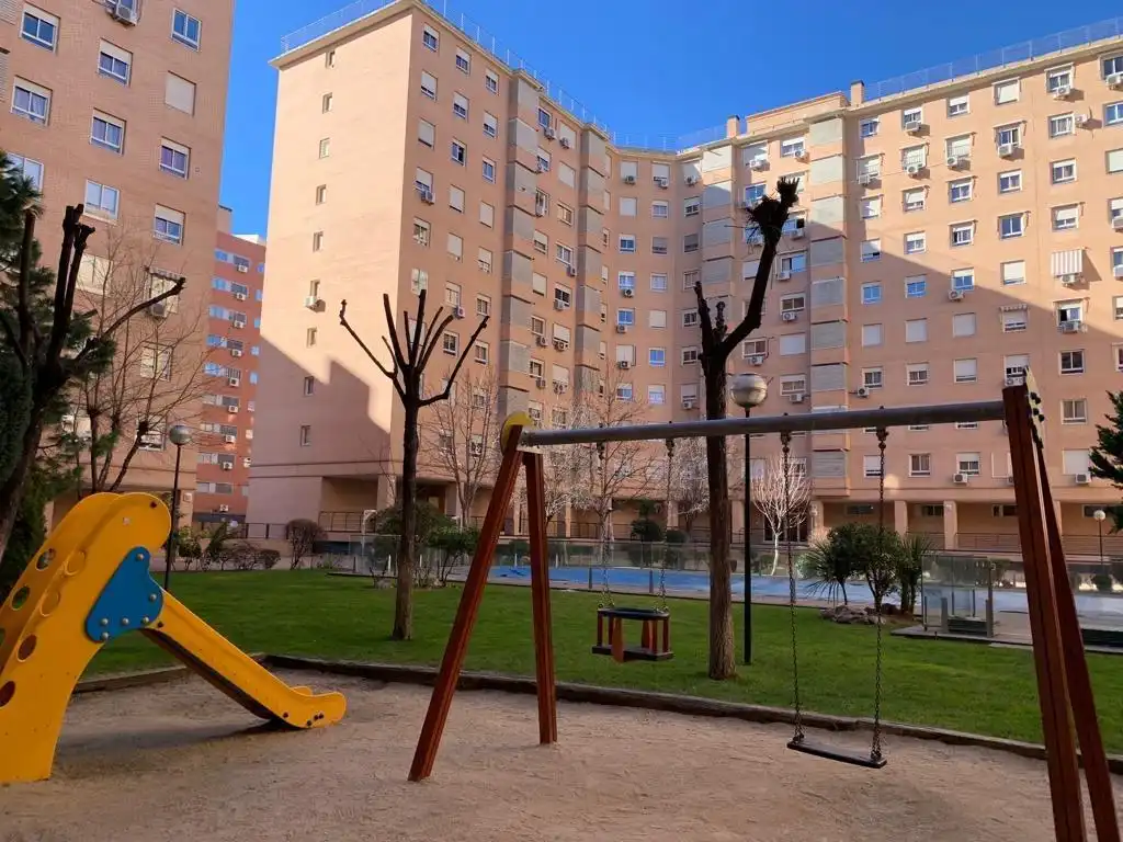 Außenansicht von Wohnung zum Verkauf in Madrid mit Klimaanlage, Heizung und Gemeinschaftspool
