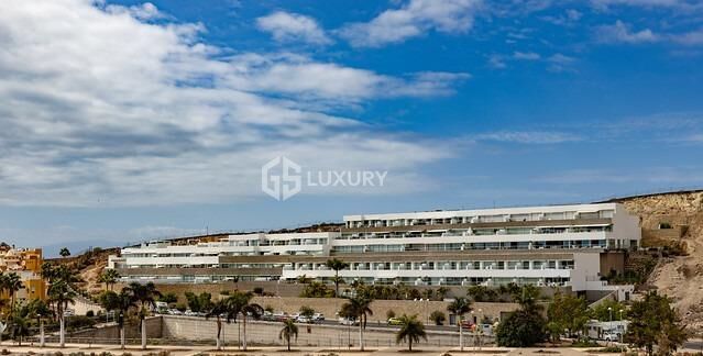 Vista exterior de Àtic en venda en Adeje amb Aire condicionat, Jardí privat i Terrassa