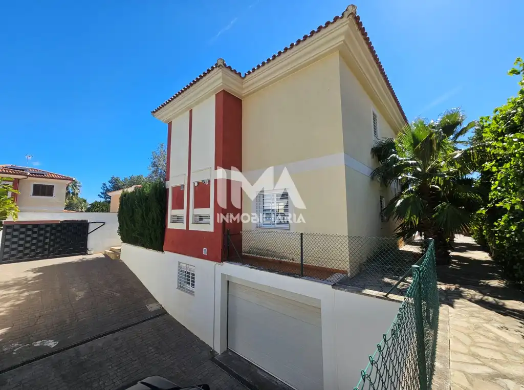 Vista exterior de Casa o xalet en venda en Bétera amb Aire condicionat, Calefacció i Jardí privat