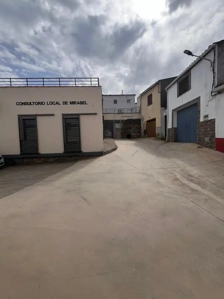 Außenansicht von Gebäude zum Verkauf in Mirabel