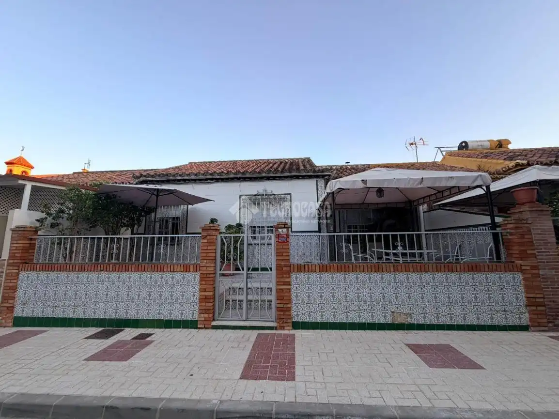 Vista exterior de Casa adosada en venta en Málaga