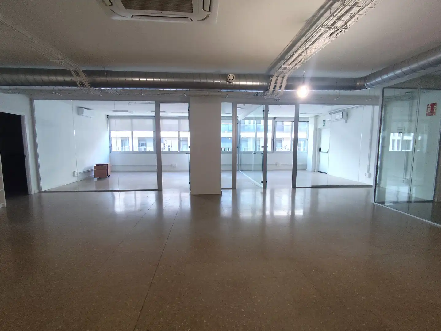 Büro zur Miete in Barcelona mit Klimaanlage und Alarm