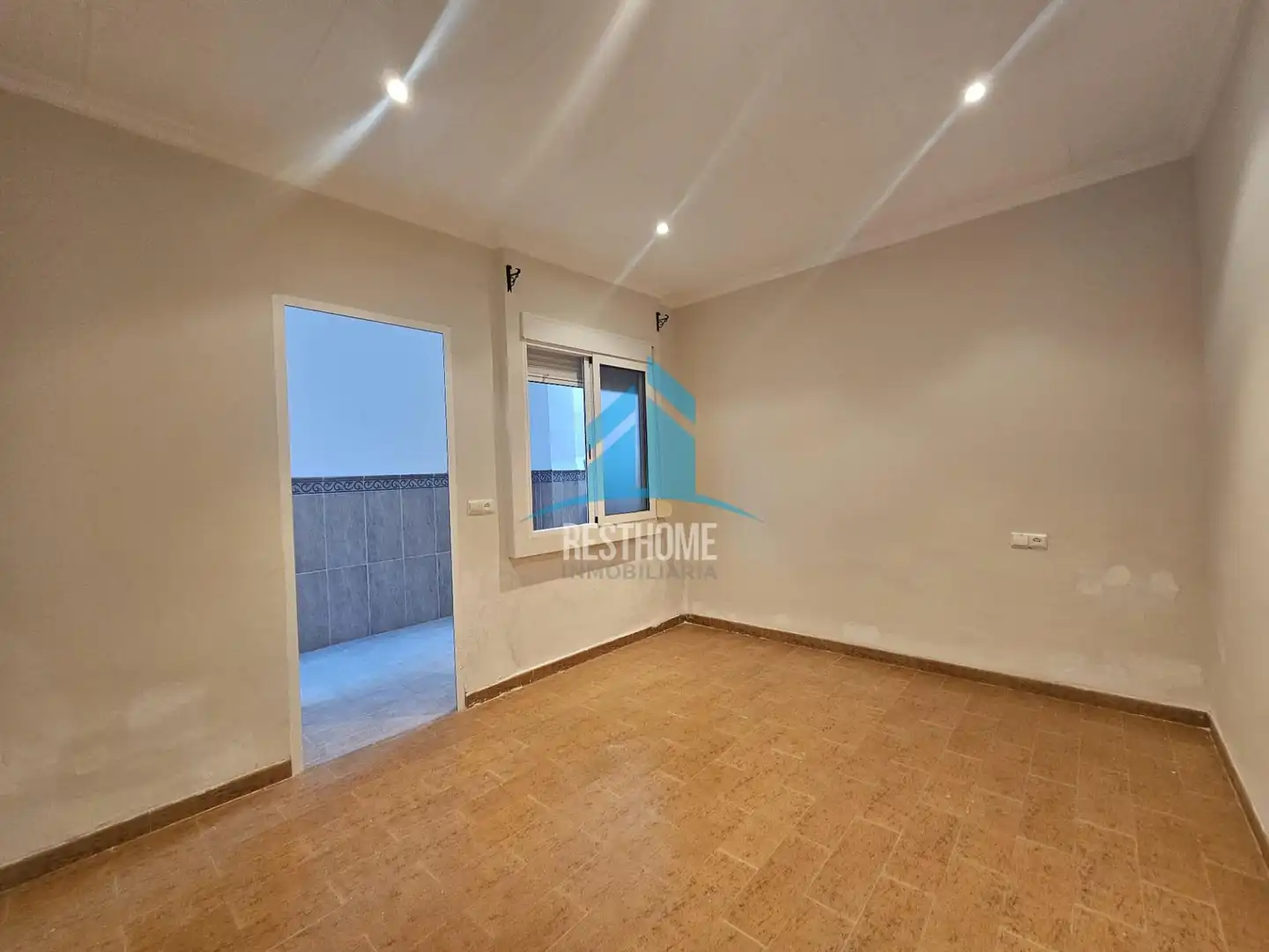 Außenansicht von Einfamilien-Reihenhaus zum Verkauf in Guadassuar mit Heizung, Terrasse und Abstellraum