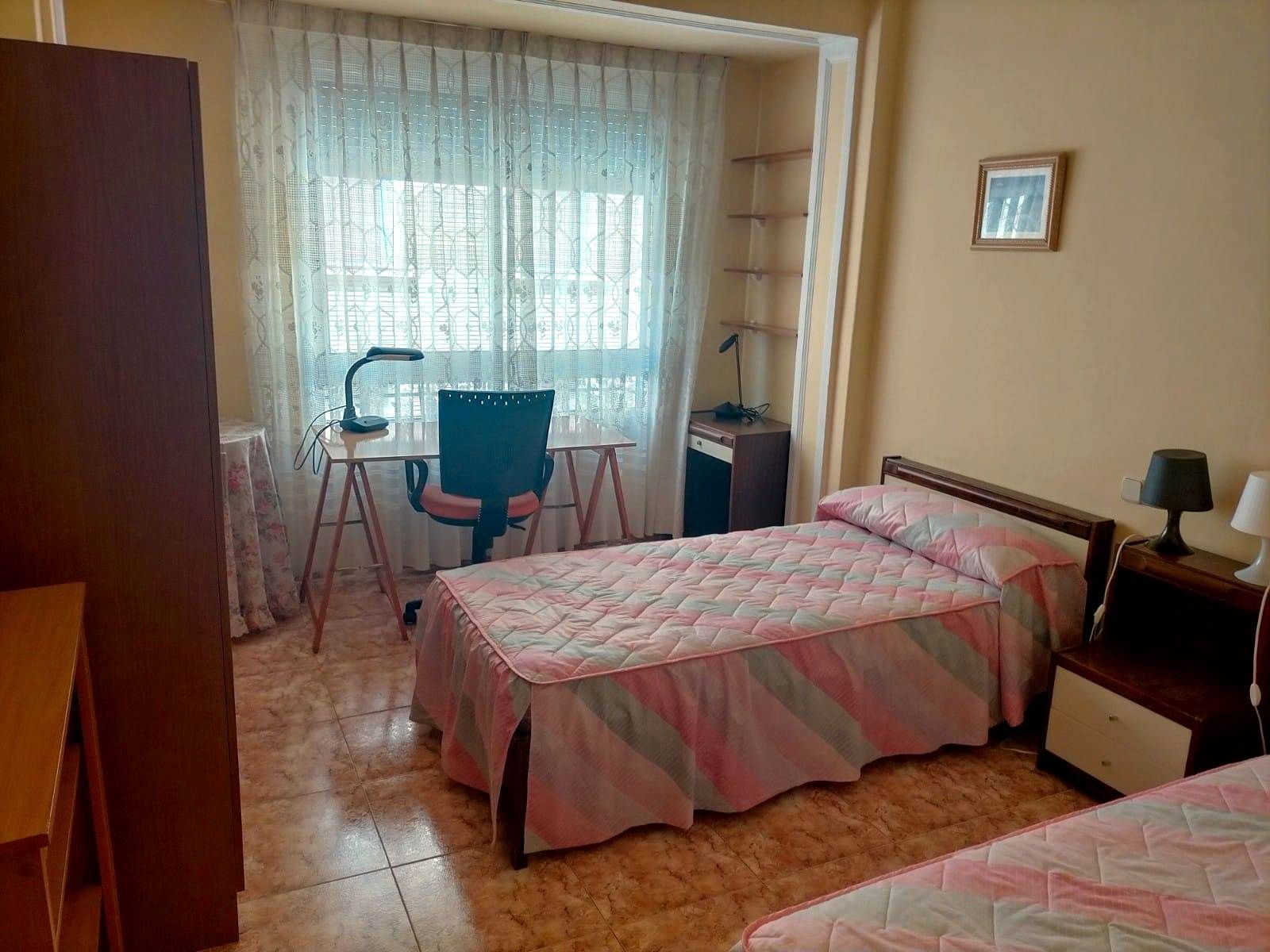 Habitación de Piso de alquiler en  Zaragoza Capital con Calefacción, Amueblado y Horno