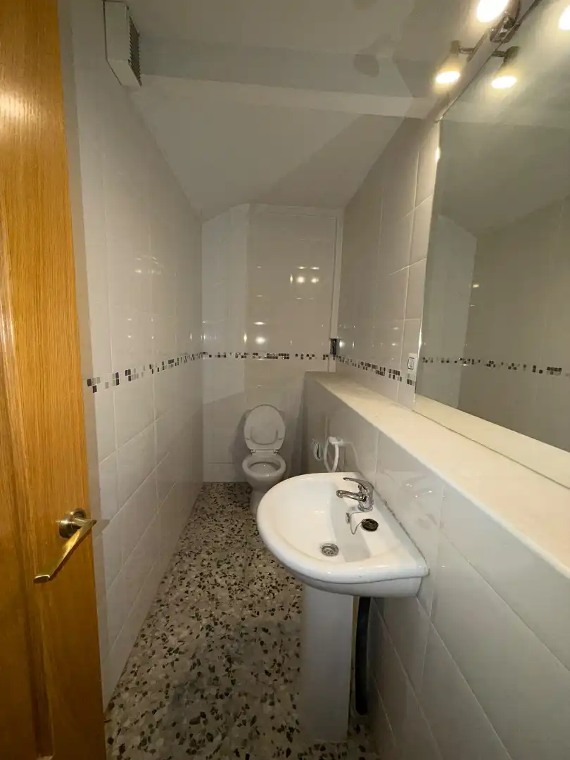 Bany de Local de lloguer en Madrid amb Alarma