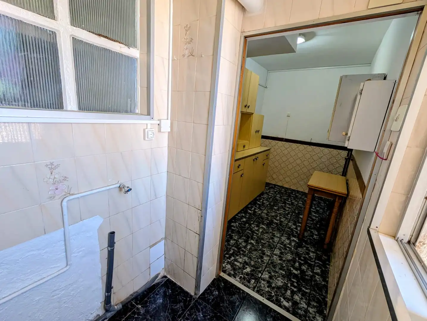 Bathroom of Flat for sale in Cornellà de Llobregat  with Furnished and Alarm