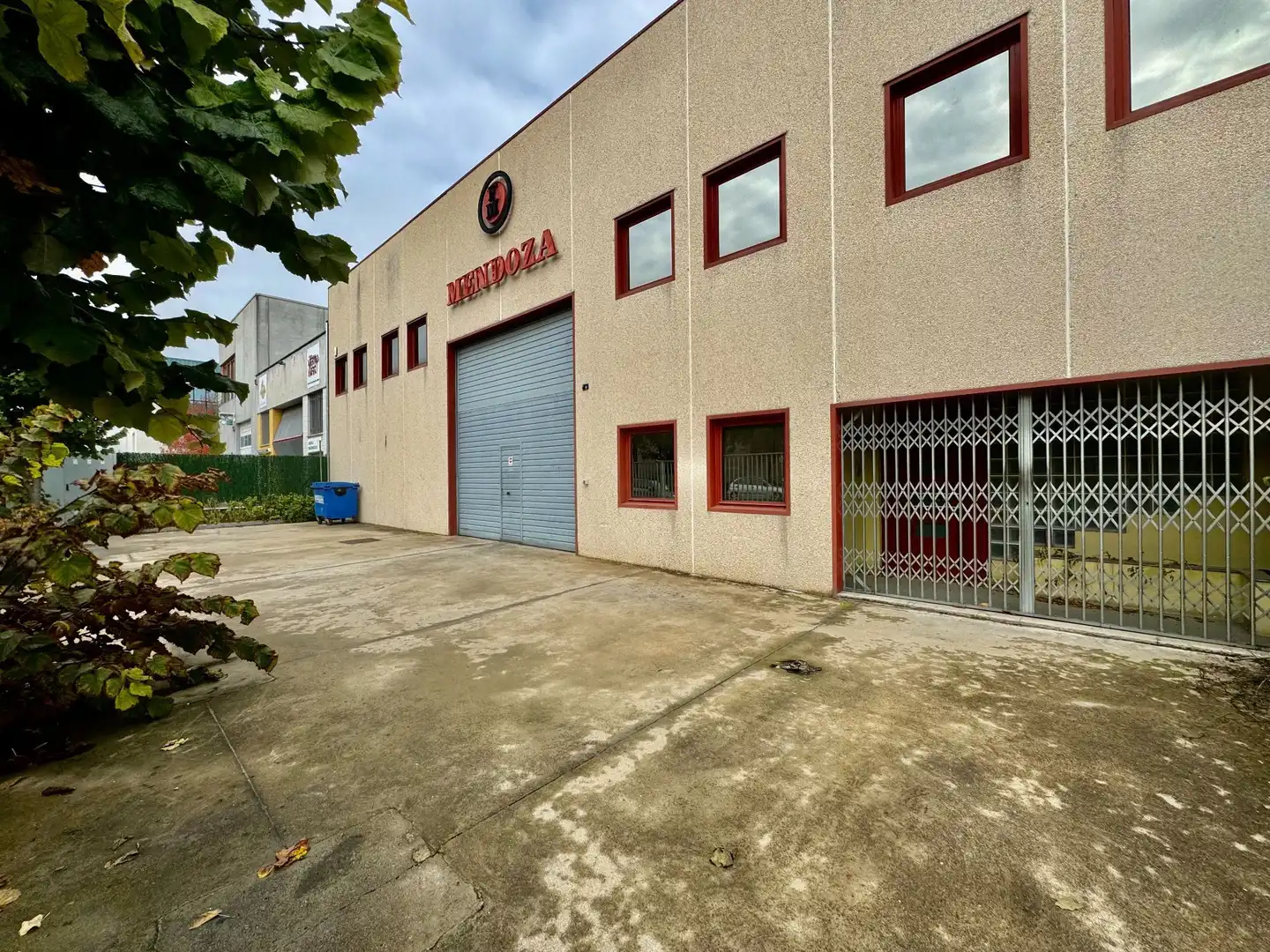 Außenansicht von Fabrikhallen zur Miete in Balenyà