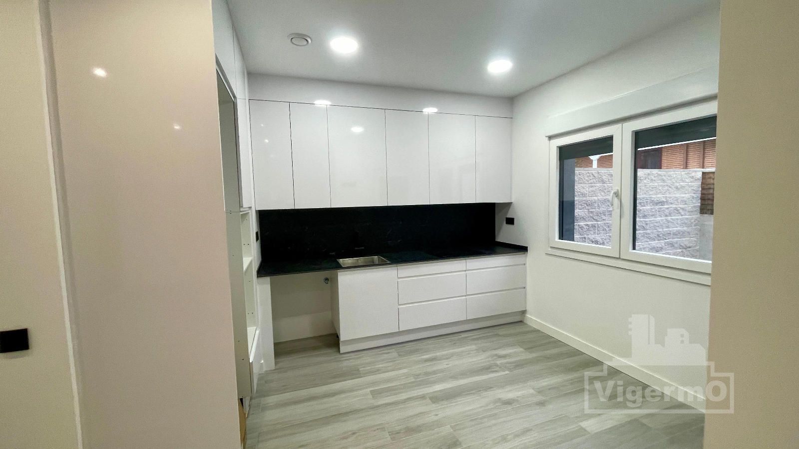 Cuina de Casa adosada en venda en Población de Arroyo amb Calefacció i Piscina