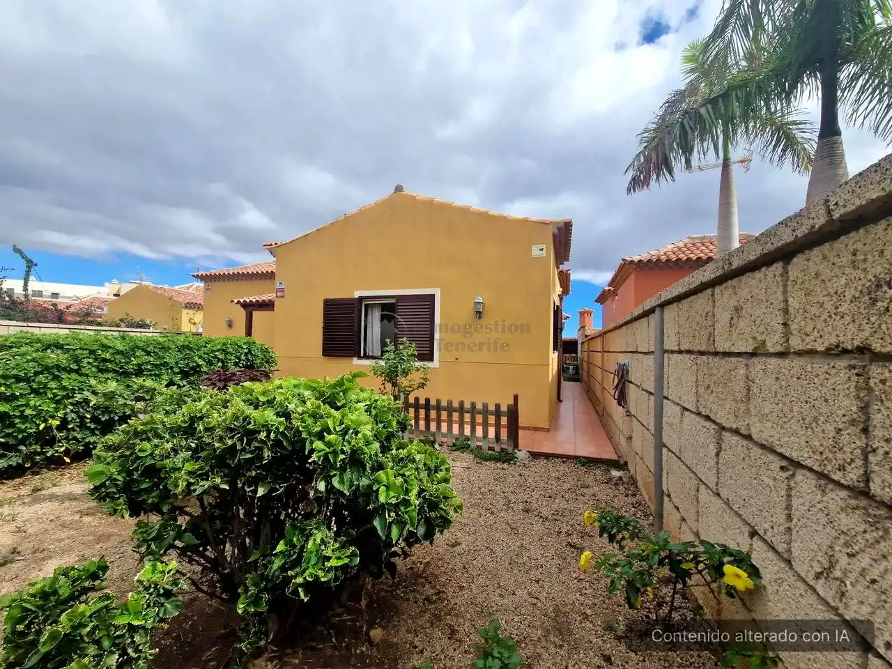 Vista exterior de Casa o chalet en venta en Arona con Terraza, Piscina y Amueblado