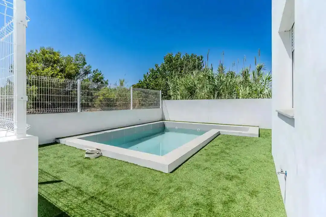 Piscina de Casa adosada en venda en Deltebre amb Calefacció, Jardí privat i Terrassa